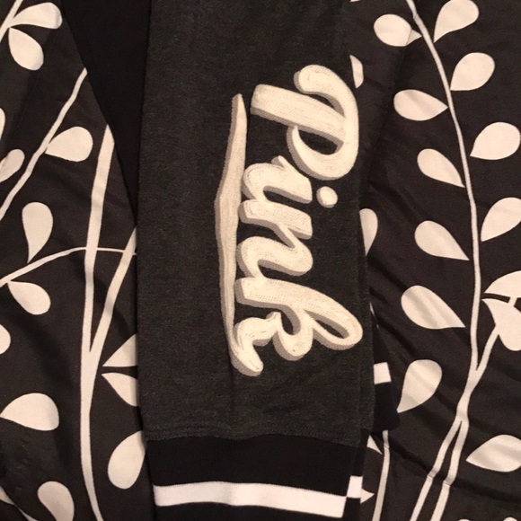 VS Pink - Picture 2 of 4